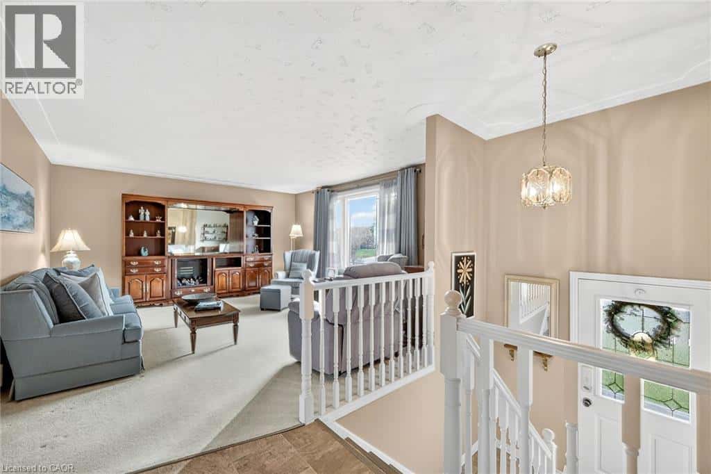 5083 HARTWOOD Avenue — Beamsville, Ontario - Photo 3 of 32