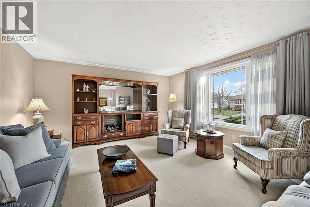 5083 HARTWOOD Avenue — Beamsville, Ontario - Photo 5 of 32