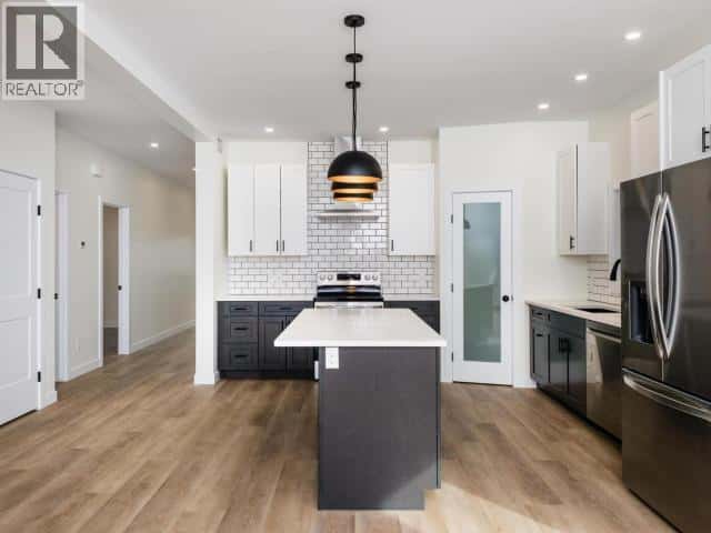 33 WYVERN AVENUE — Whitehorse, Yukon - Photo 3 of 31