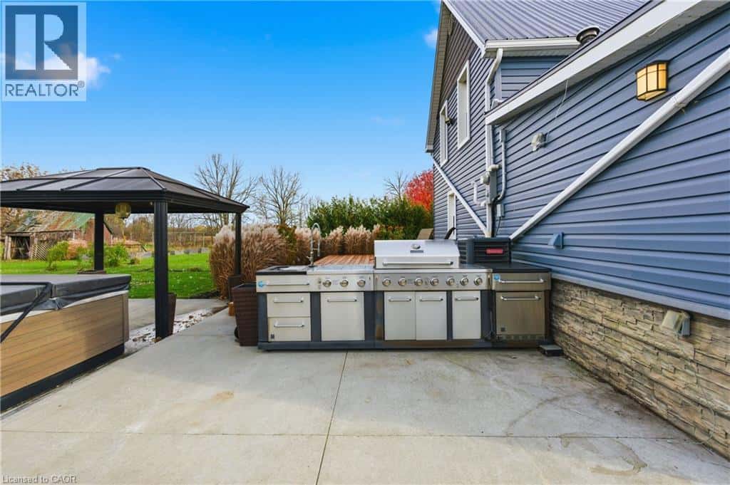 112 YOUNG Road — Dunnville, Ontario - Photo 3 of 31