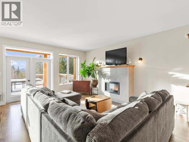 24 NIGHTHAWK VALLEY LANE — Whitehorse North, Yukon - Photo 4 of 44