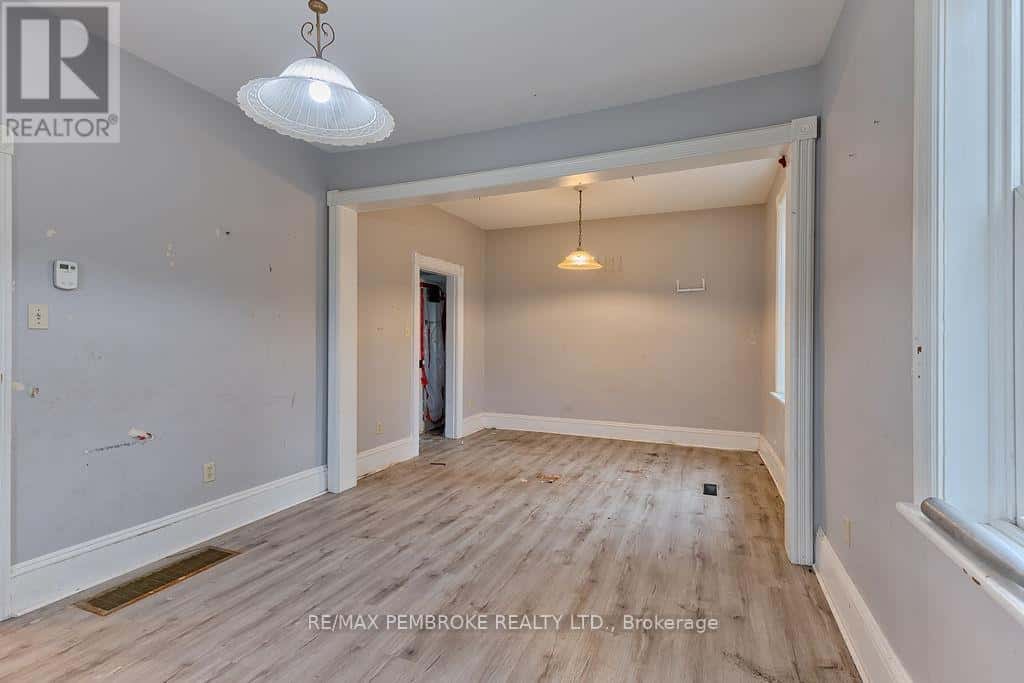 131 BONNECHERE STREET W — Bonnechere Valley, Ontario - Photo 5 of 31