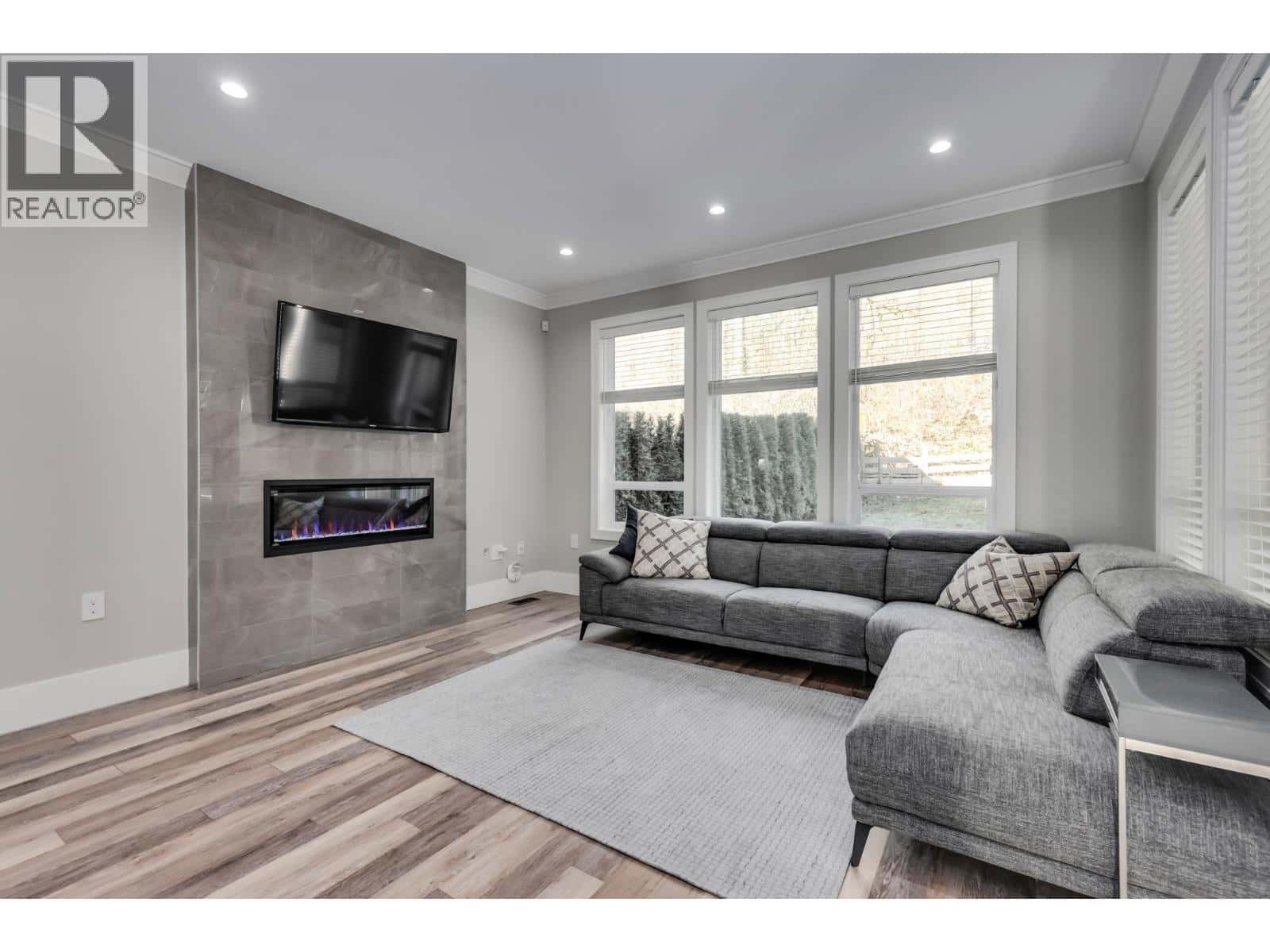 311 AVALON DRIVE — Port Moody, British Columbia - Photo 3 of 38