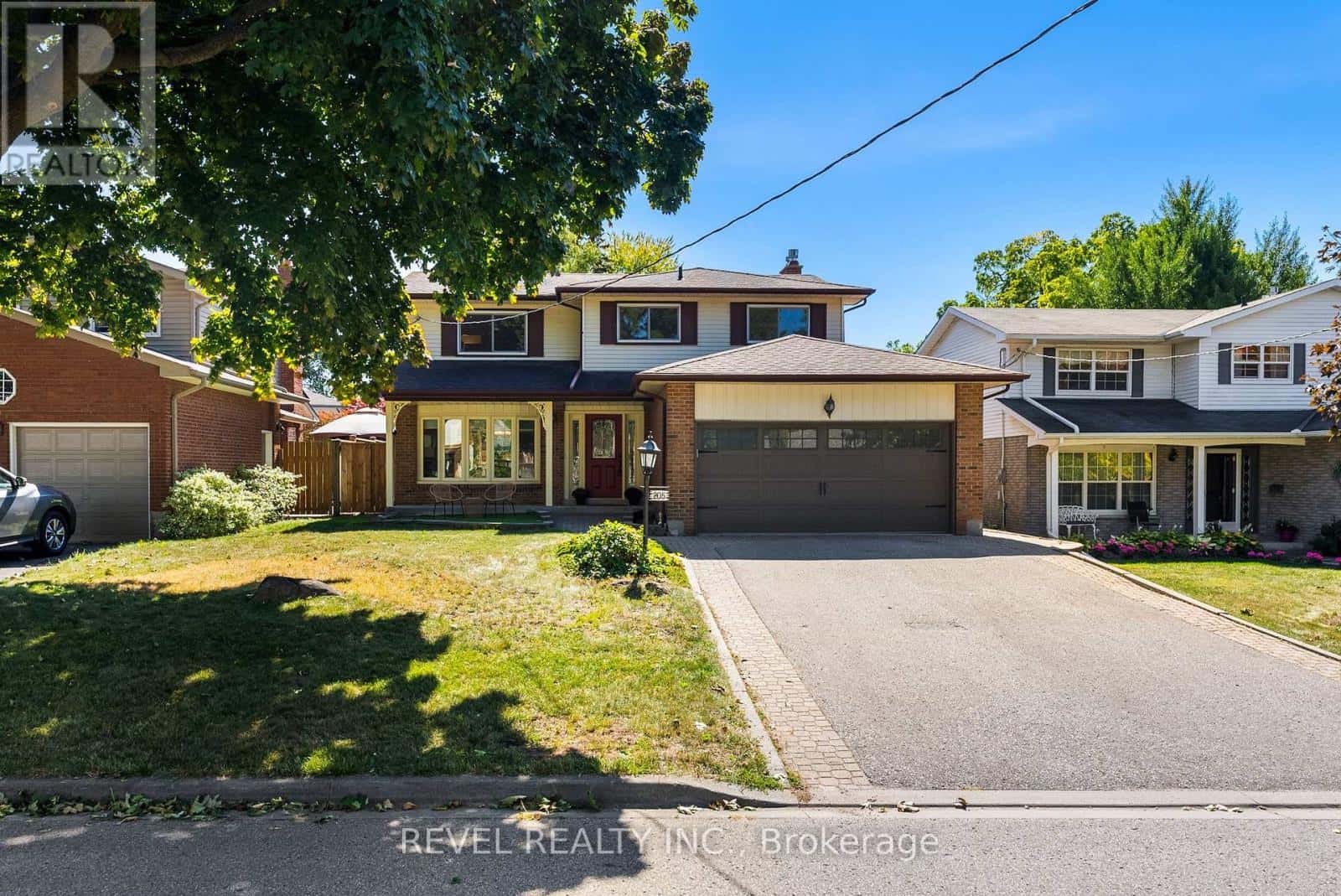 205 ONTARIO STREET E — Whitby (Downtown Whitby), Ontario - Photo 3 of 43