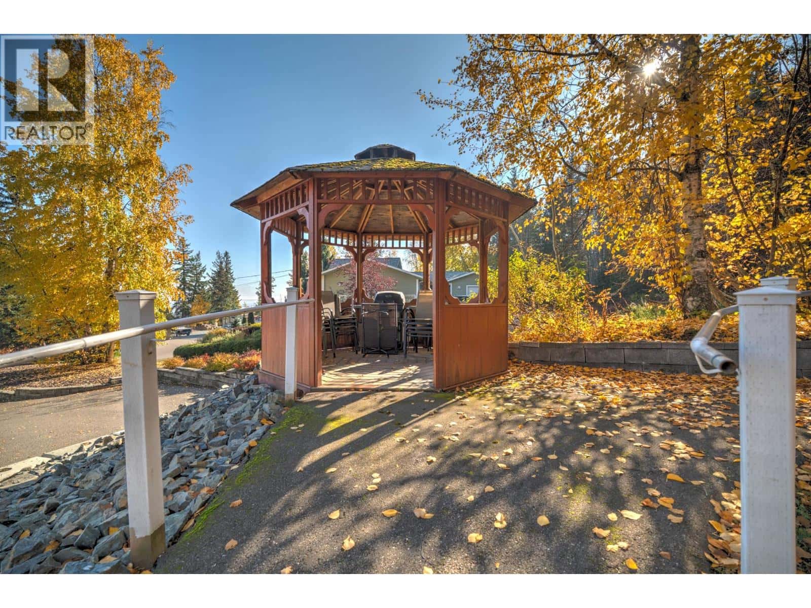 6373 HILLCREST PLACE — Prince George, British Columbia - Photo 5 of 31