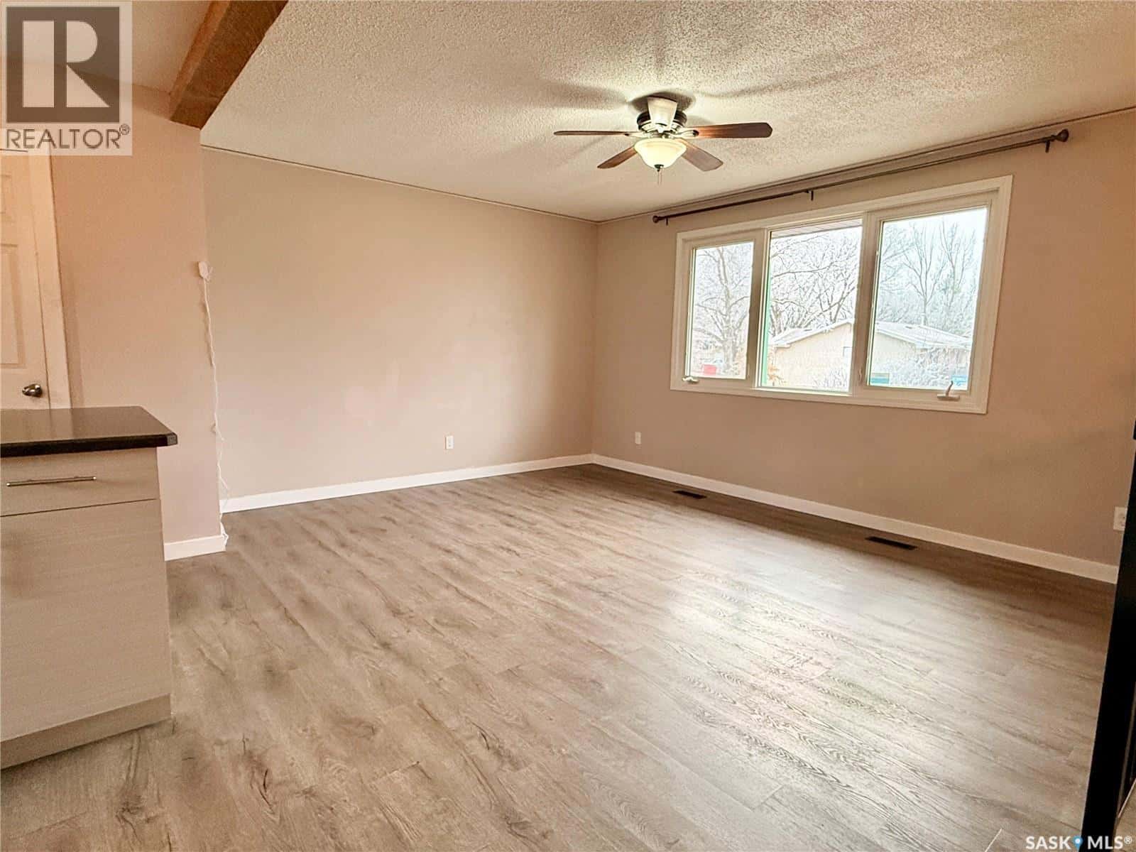 5516 2nd AVENUE N — Regina, Saskatchewan - Photo 5 of 44