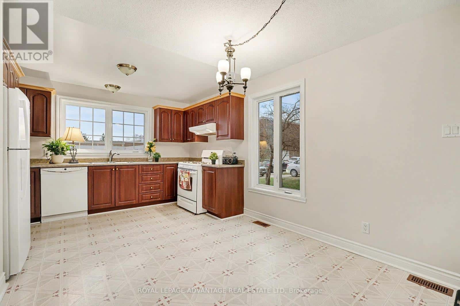 11 QUEEN STREET — Perth, Ontario - Photo 5 of 21