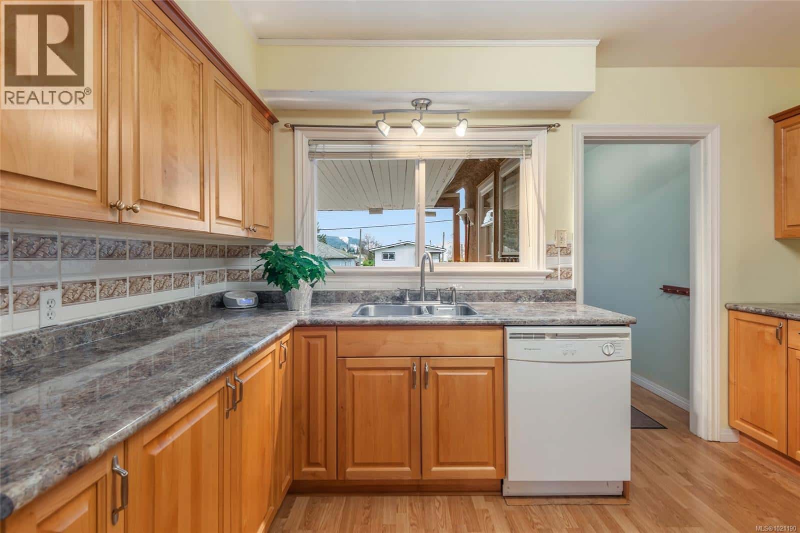 3964 11th Ave — Port Alberni, British Columbia - Photo 5 of 21