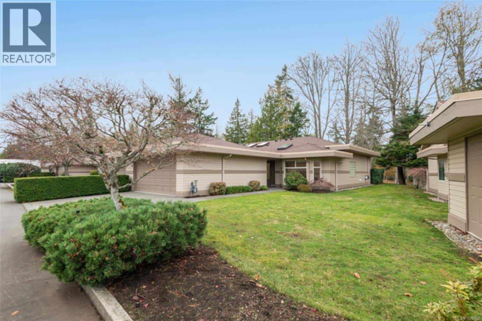 910 Lakes Blvd — French Creek, British Columbia - Photo 2 of 41