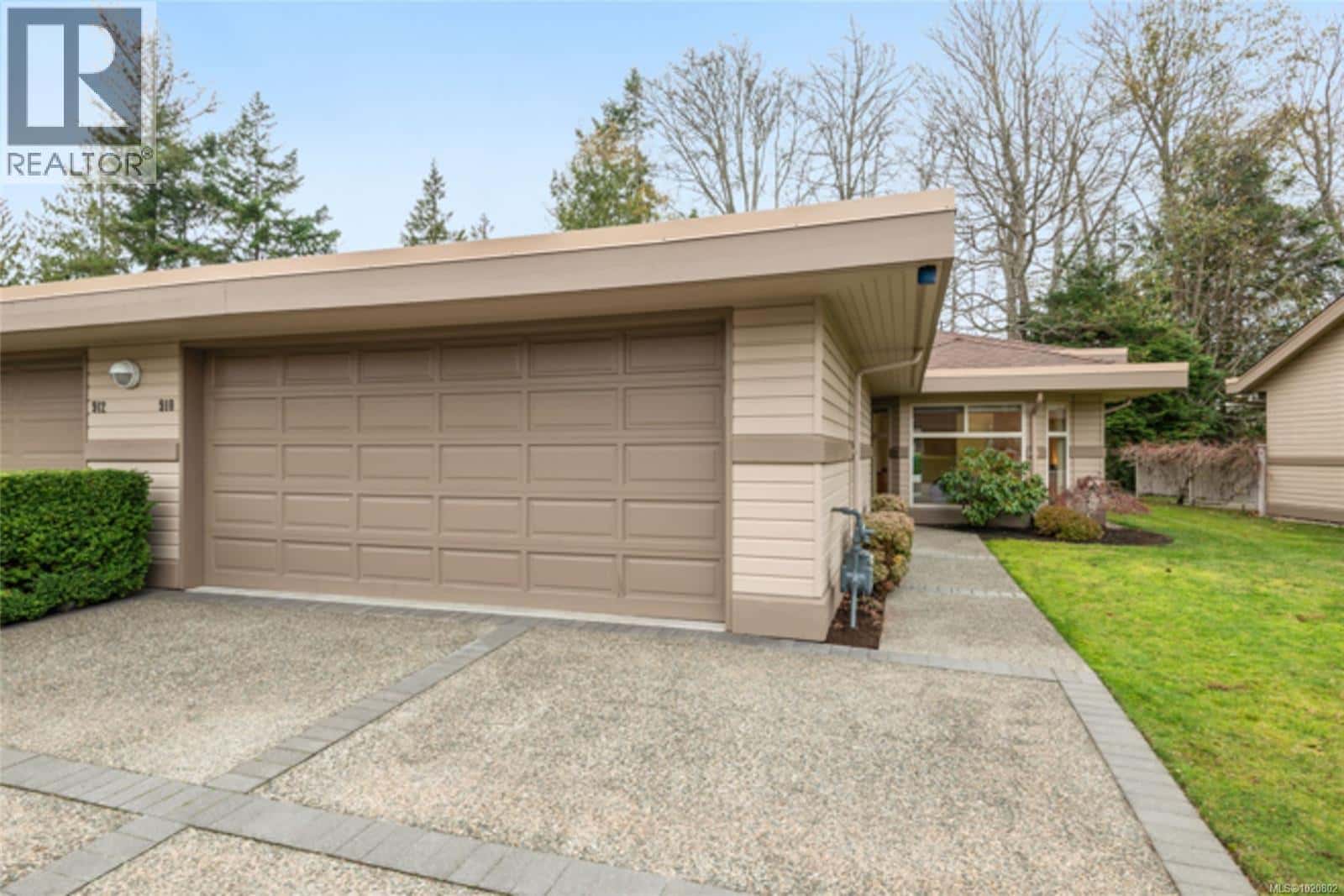 910 Lakes Blvd — French Creek, British Columbia - Photo 3 of 41