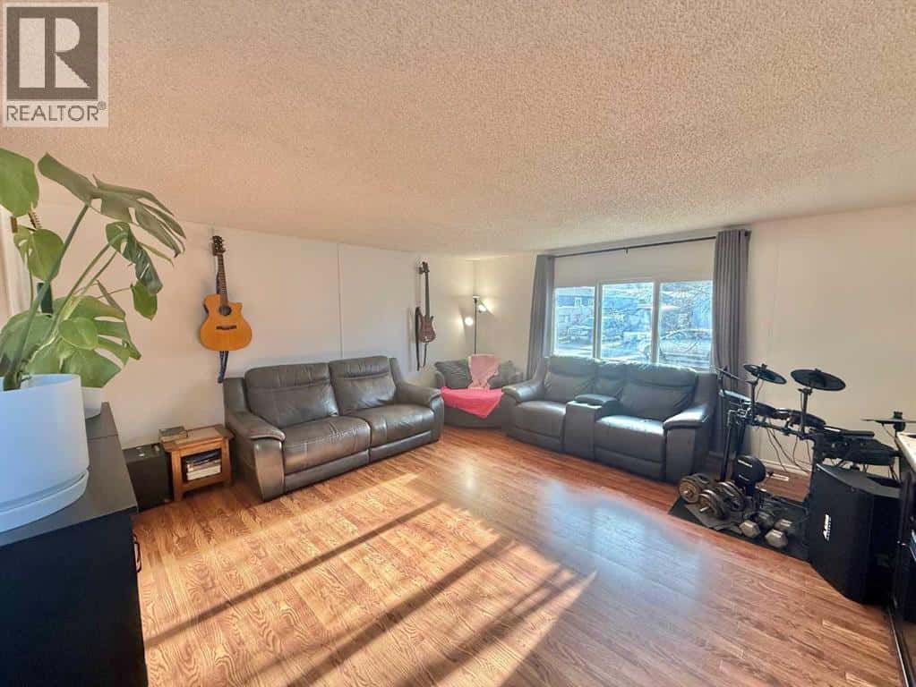 122 Nickerson Avenue — Hinton, Alberta - Photo 3 of 22