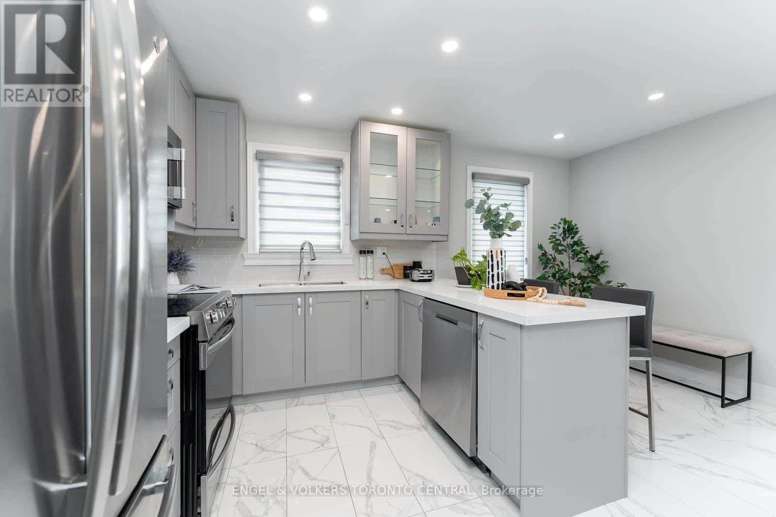 767 PHILLIP MURRAY AVENUE — Oshawa (Lakeview), Ontario - Photo 4 of 39