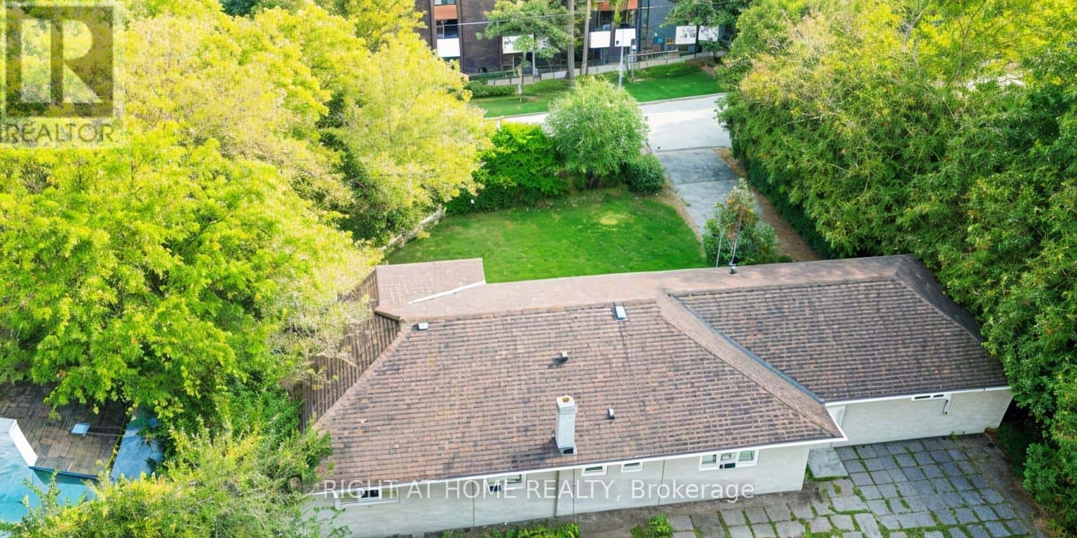 8 MANORCREST DRIVE — Toronto (Newtonbrook East), Ontario - Photo 2 of 3