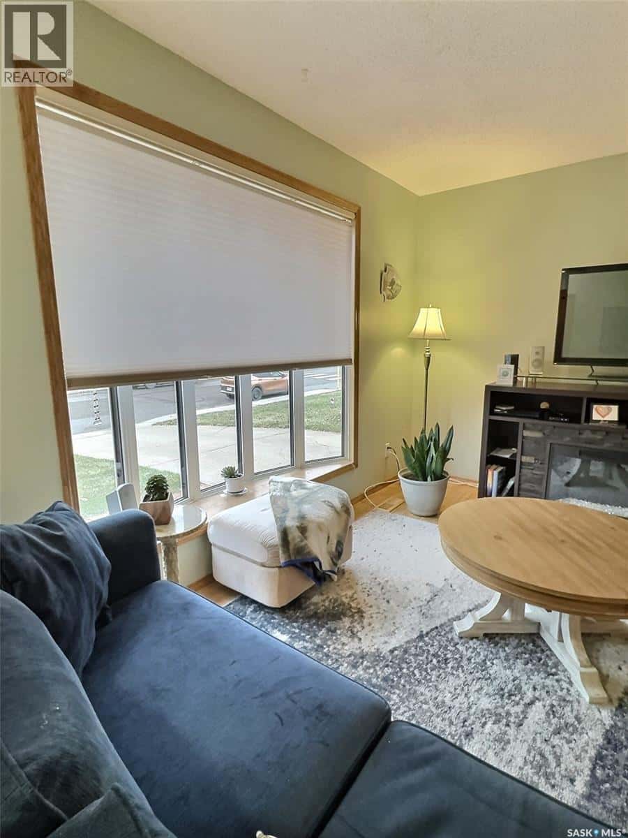 127 McDonald ROAD — Estevan, Saskatchewan - Photo 3 of 34