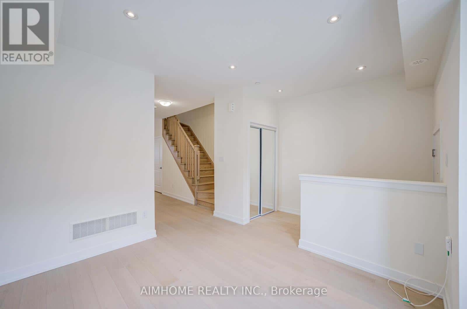 135 FREDERICK TISDALE DRIVE — Toronto (Downsview-Roding-CFB), Ontario - Photo 4 of 48