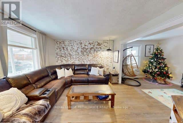 32 MCNICHOL AVENUE — Quinte West (Trenton Ward), Ontario - Photo 4 of 23