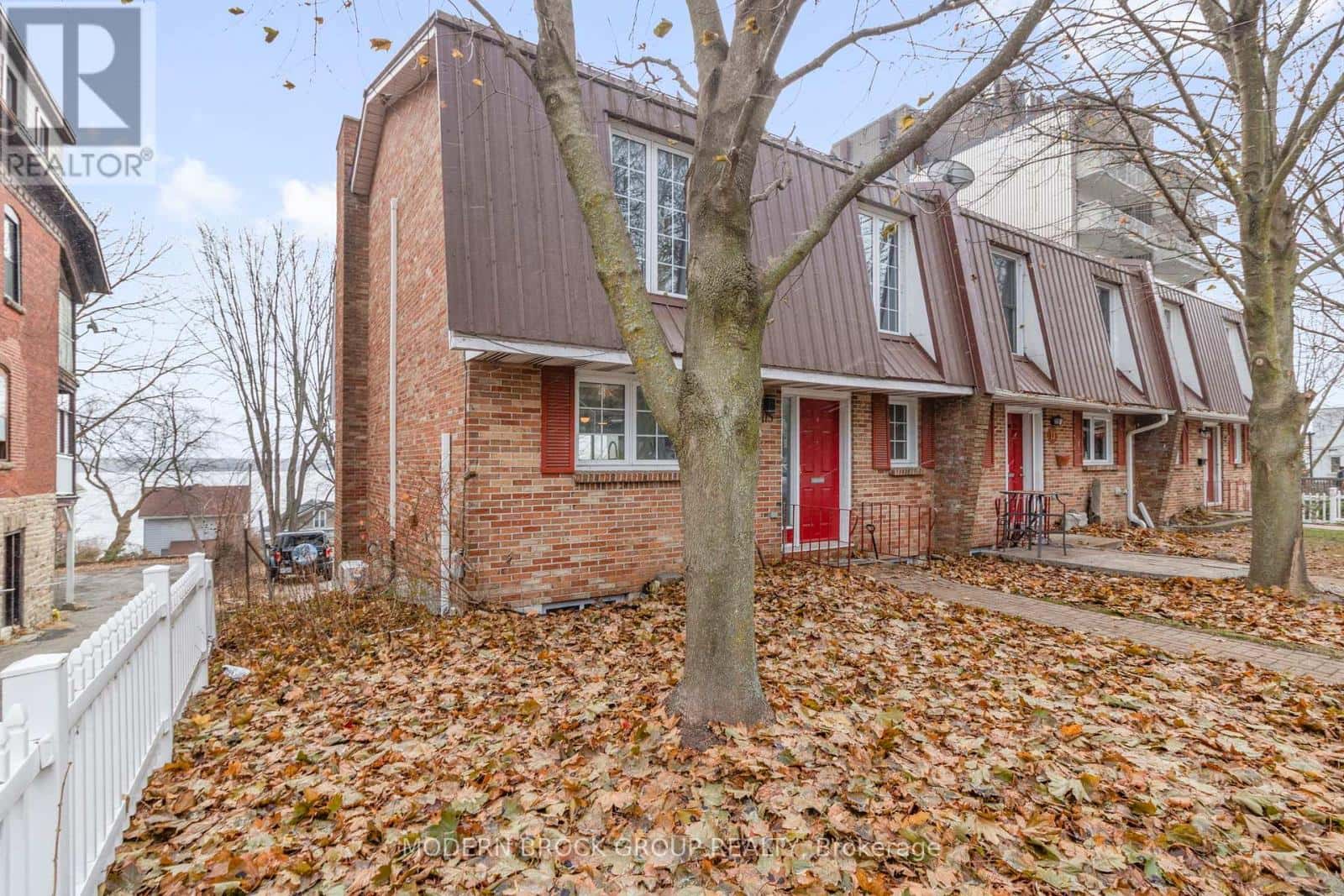 115 KING STREET E — Brockville, Ontario - Photo 3 of 47