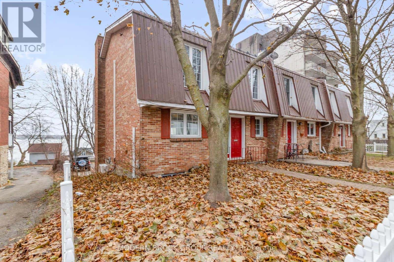 115 KING STREET E — Brockville, Ontario - Photo 4 of 47