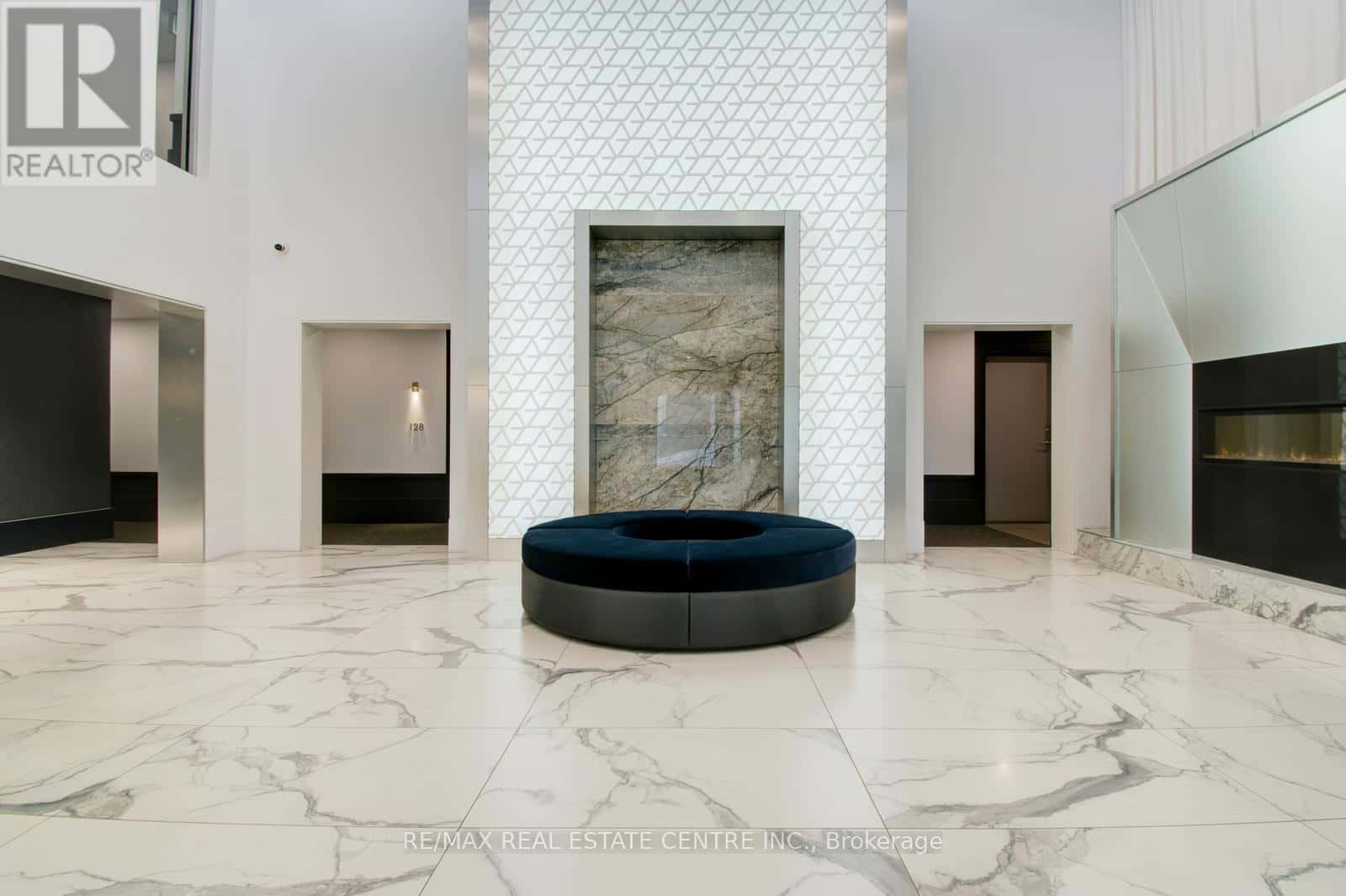 535 - 16 CONCORD PLACE — Grimsby (Grimsby Beach), Ontario - Photo 3 of 34