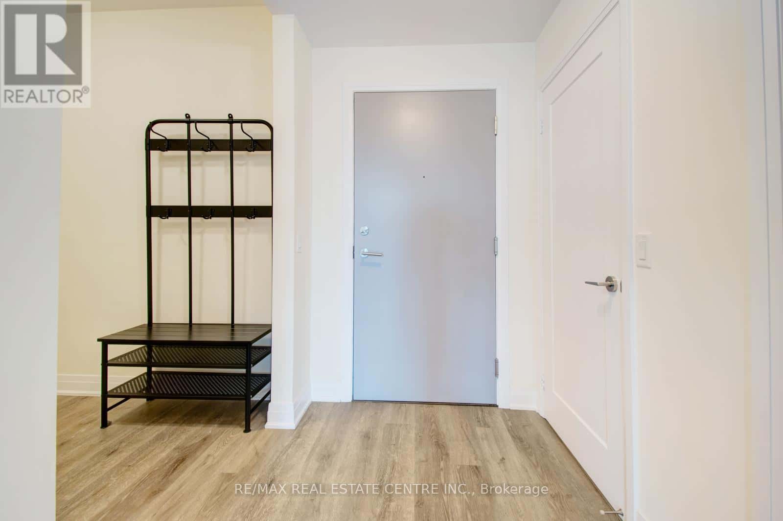 535 - 16 CONCORD PLACE — Grimsby (Grimsby Beach), Ontario - Photo 5 of 34