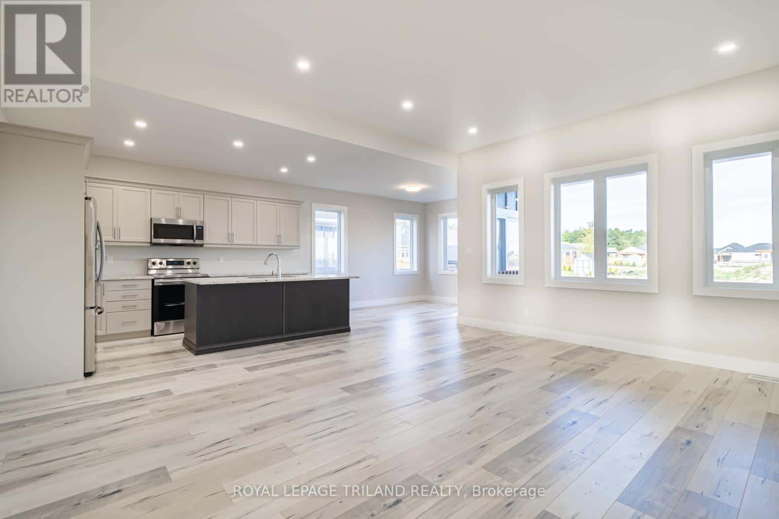 26 TATTERSALL LANE — Lambton Shores (Grand Bend), Ontario - Photo 3 of 50