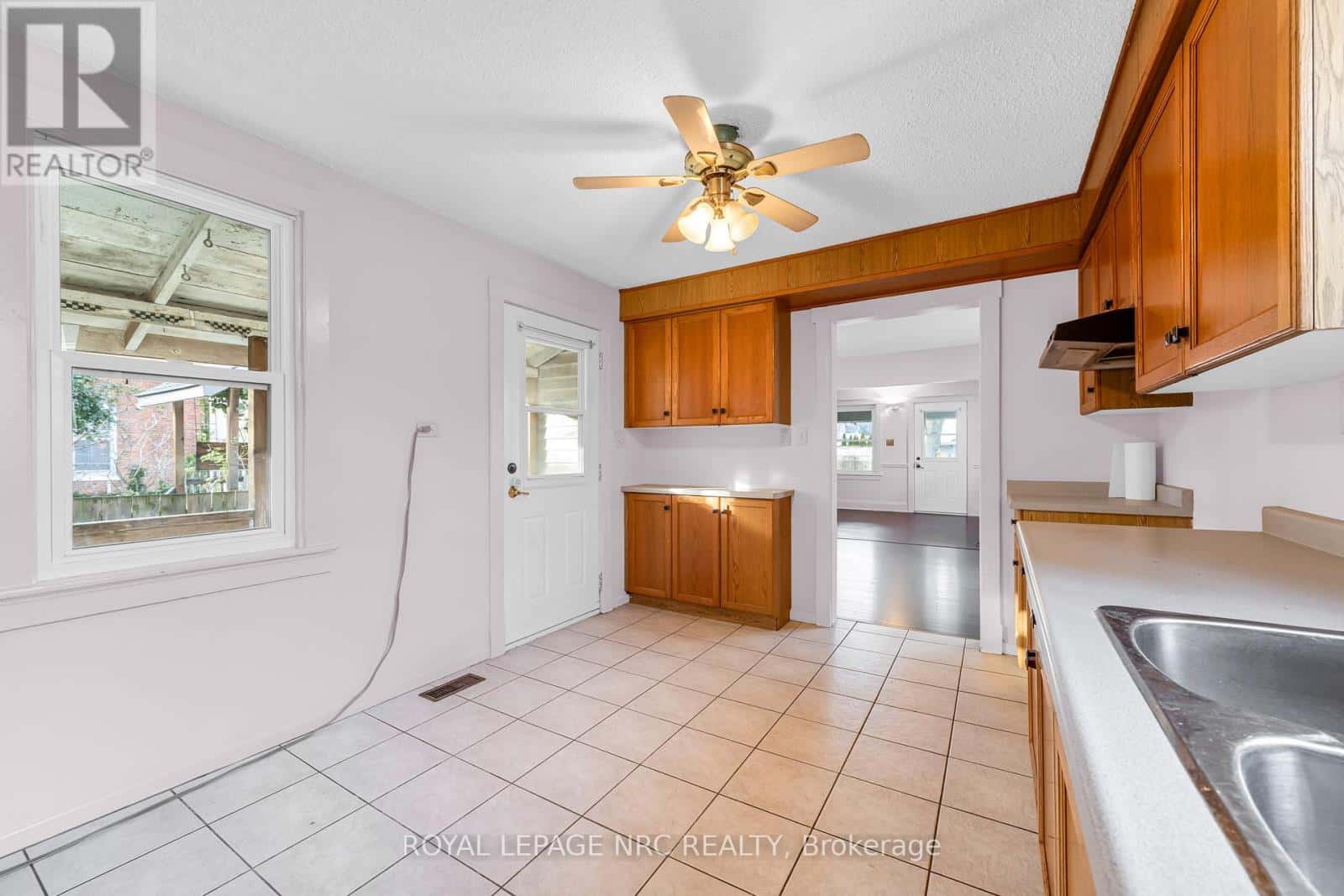 36 ELIZABETH STREET — St. Catharines (Downtown), Ontario - Photo 3 of 28