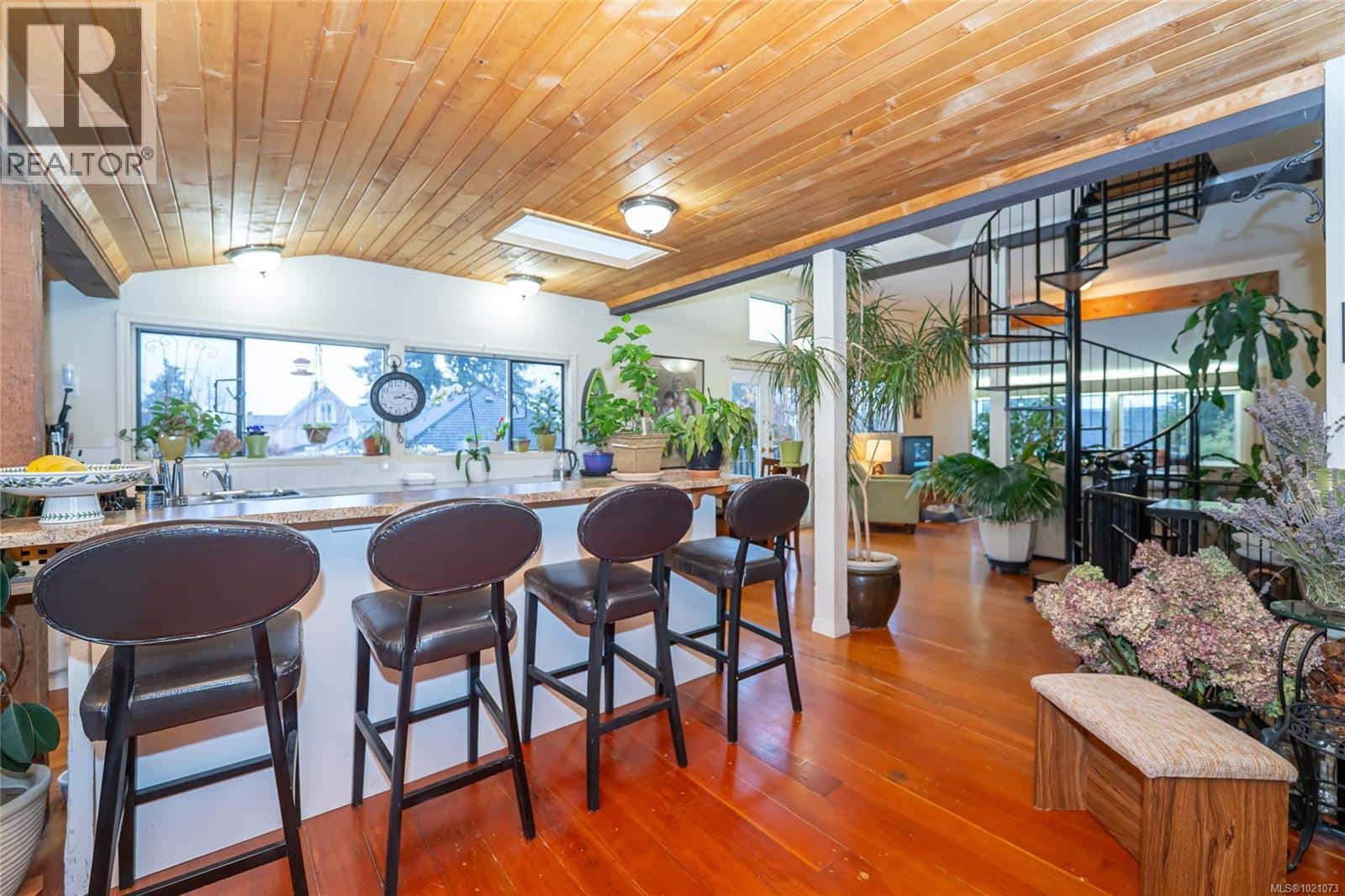 9920 Cedar St — Chemainus, British Columbia - Photo 4 of 44