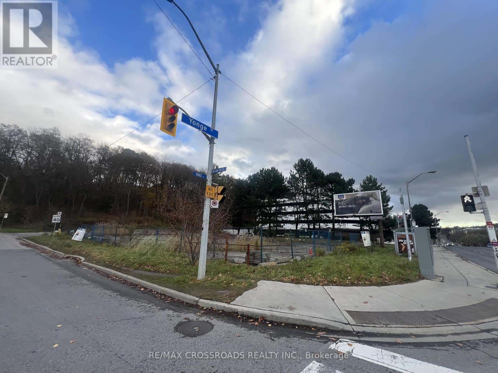 4155 YONGE STREET — Toronto (St. Andrew-Windfields), Ontario - Photo 3 of 9