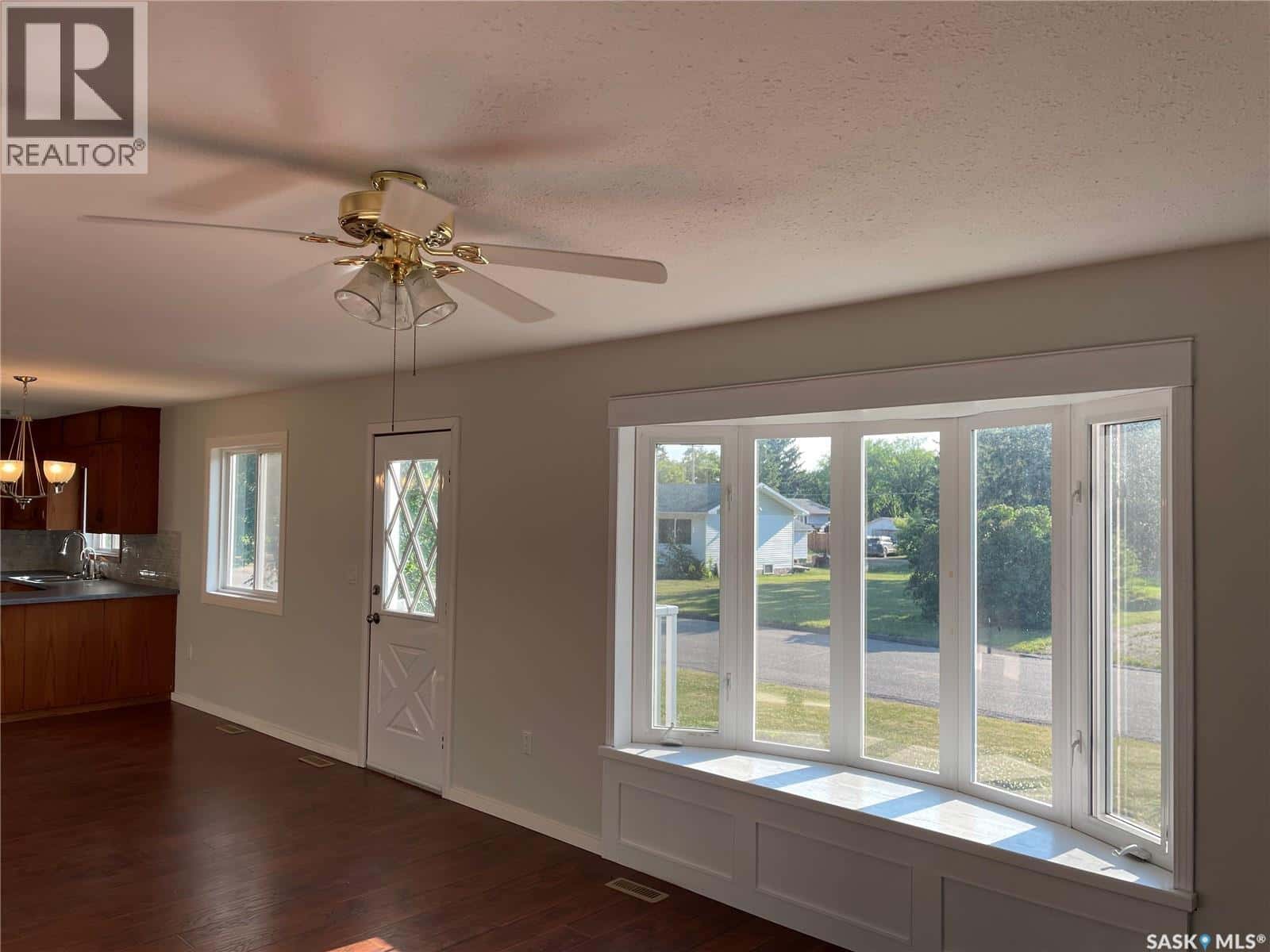 218 1st STREET NW — Wadena, Saskatchewan - Photo 4 of 30