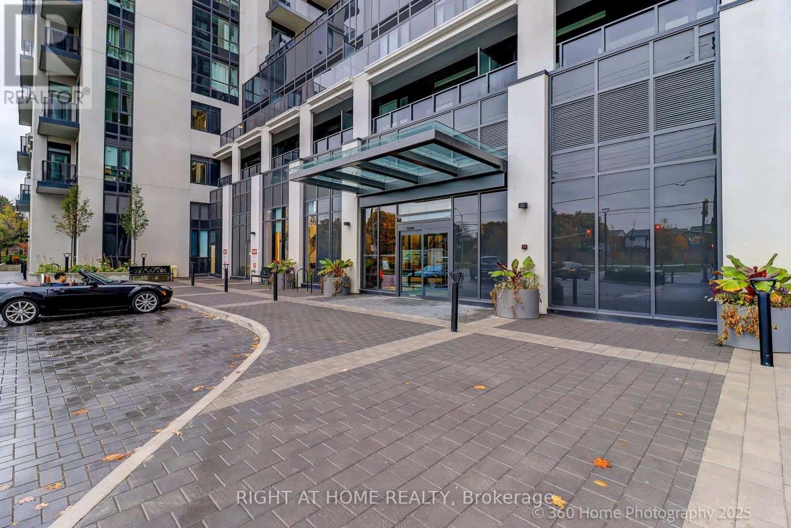 605 - 202 BURNHAMTHORPE ROAD E — Mississauga (Mississauga Valleys), Ontario - Photo 2 of 47