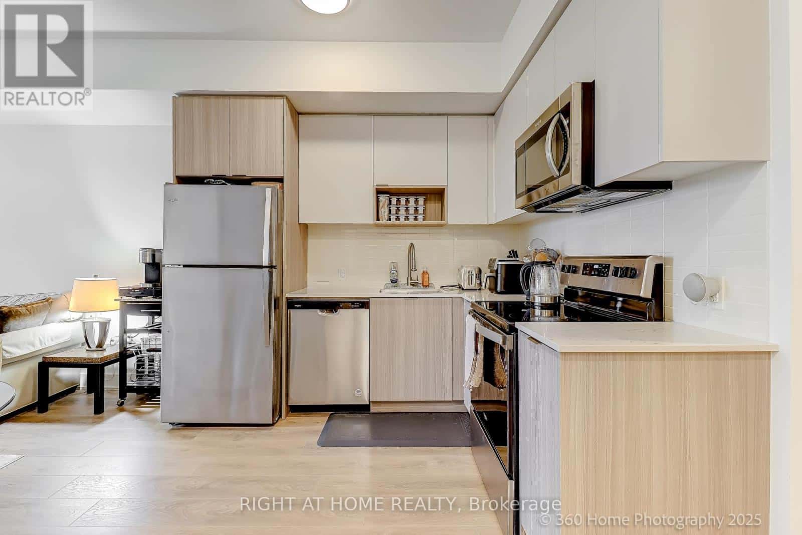 605 - 202 BURNHAMTHORPE ROAD E — Mississauga (Mississauga Valleys), Ontario - Photo 3 of 47