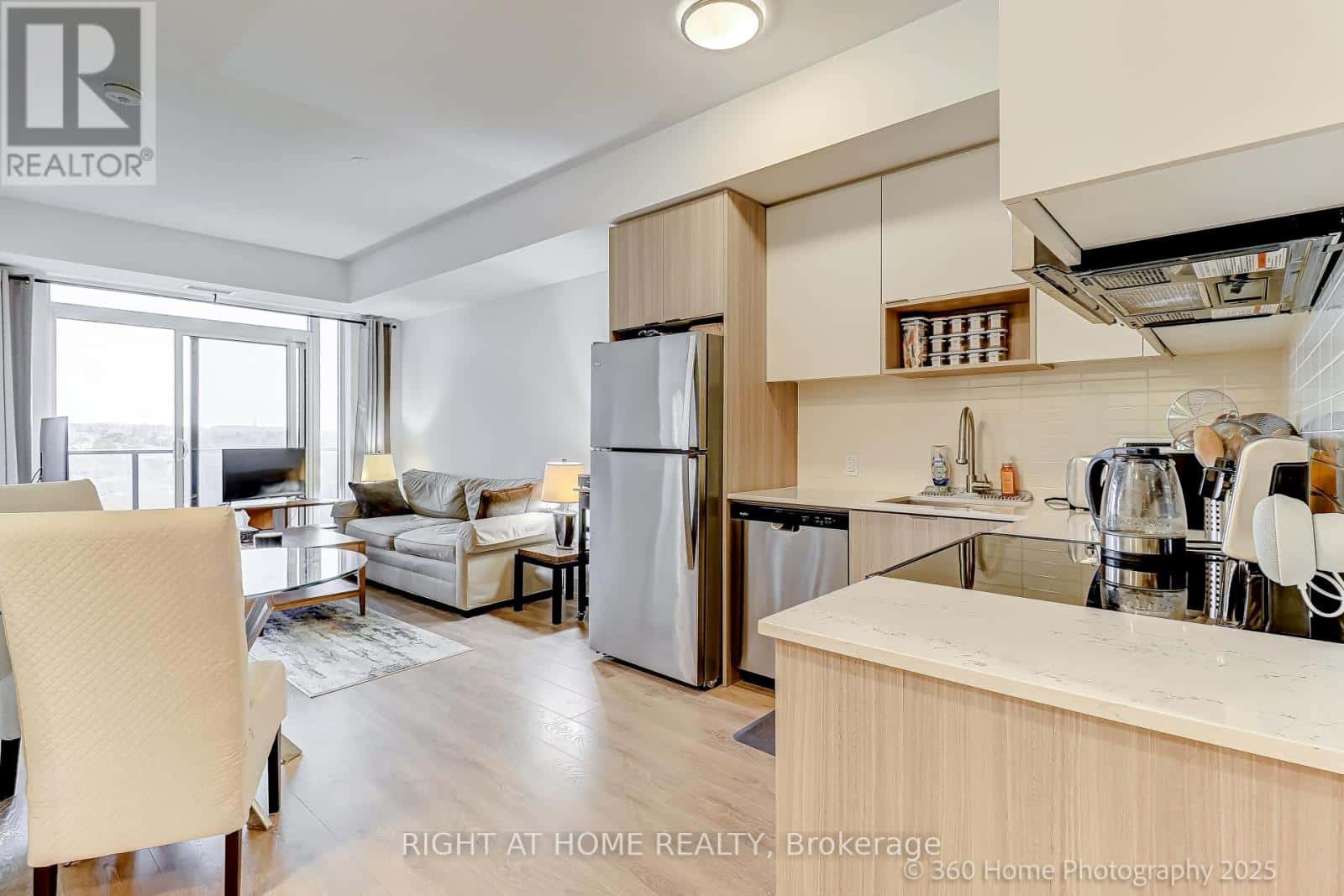 605 - 202 BURNHAMTHORPE ROAD E — Mississauga (Mississauga Valleys), Ontario - Photo 4 of 47