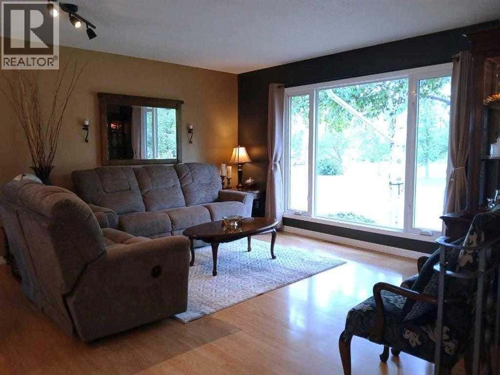 3808 49 A Avenue — Innisfail, Alberta - Photo 5 of 30