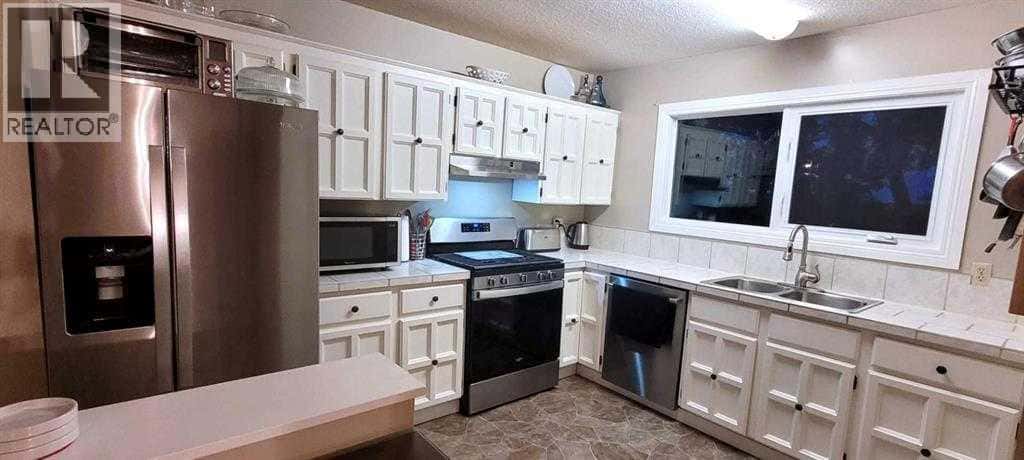 3808 49 A Avenue — Innisfail, Alberta - Photo 4 of 30