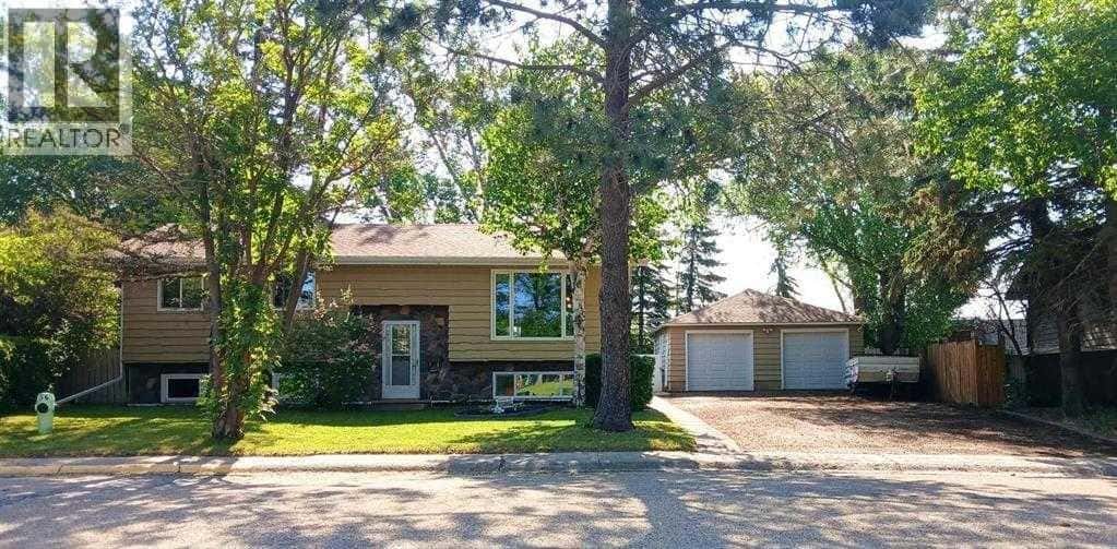 3808 49 A Avenue — Innisfail, Alberta - Photo 3 of 30