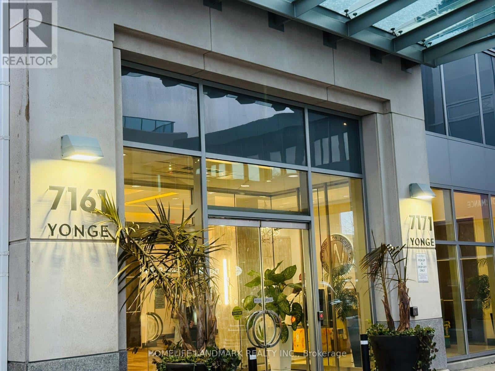 LPH1-15 - 7161 YONGE STREET — Markham (Thornhill), Ontario - Photo 2 of 26