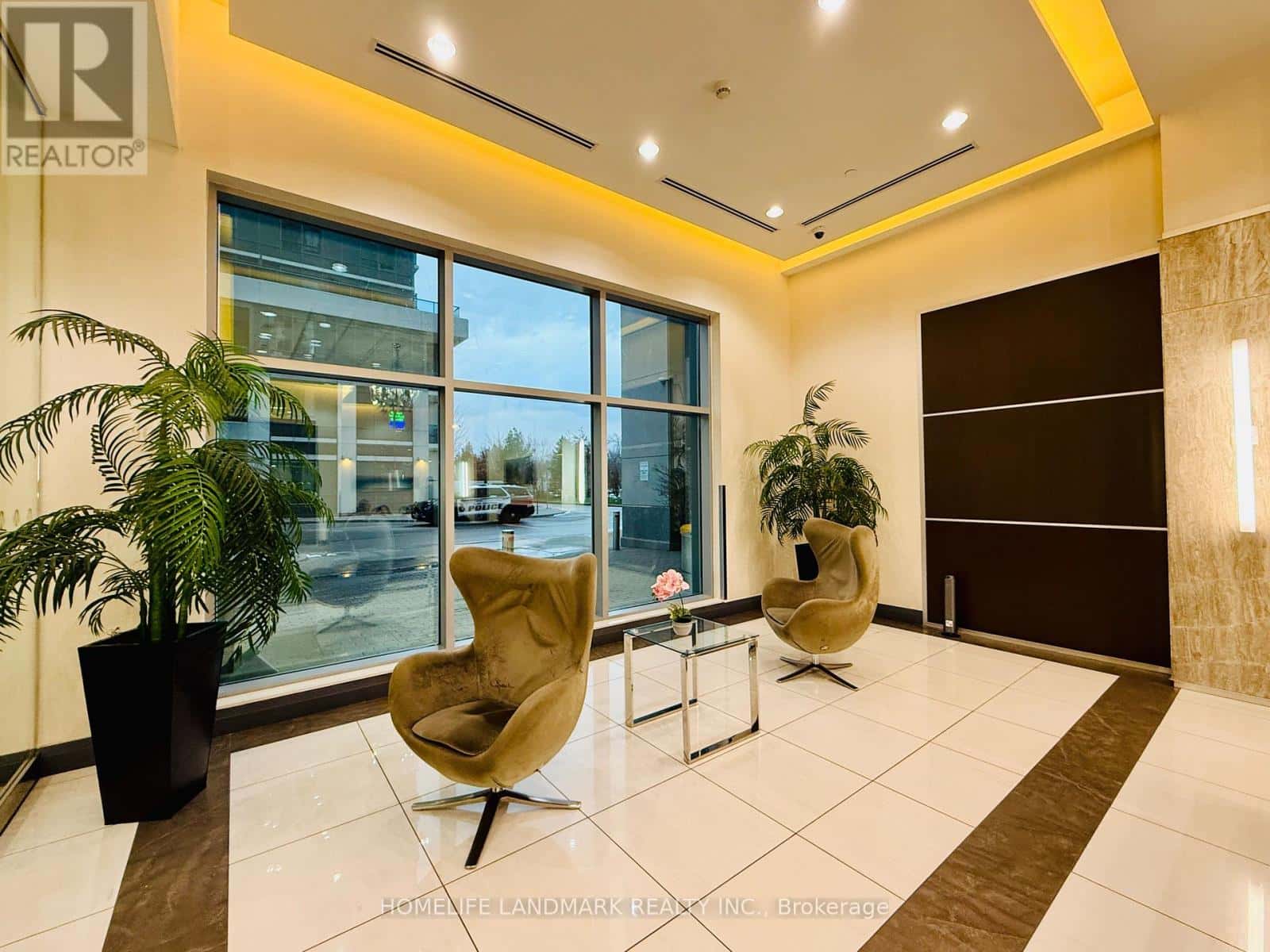 LPH1-15 - 7161 YONGE STREET — Markham (Thornhill), Ontario - Photo 4 of 26