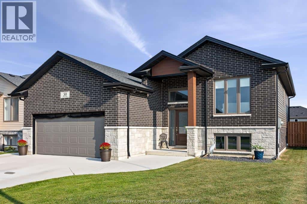 30 HAWTHORNE — Tilbury, Ontario - Photo 2 of 34