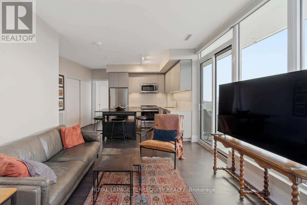 1901 - 20 BRIN DRIVE — Toronto (Edenbridge-Humber Valley), Ontario - Photo 2 of 27