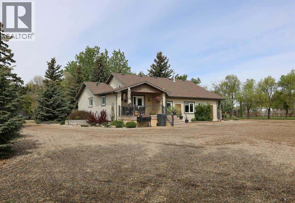 105039 RGE Road 212a — Picture Butte, Alberta - Photo 2 of 29