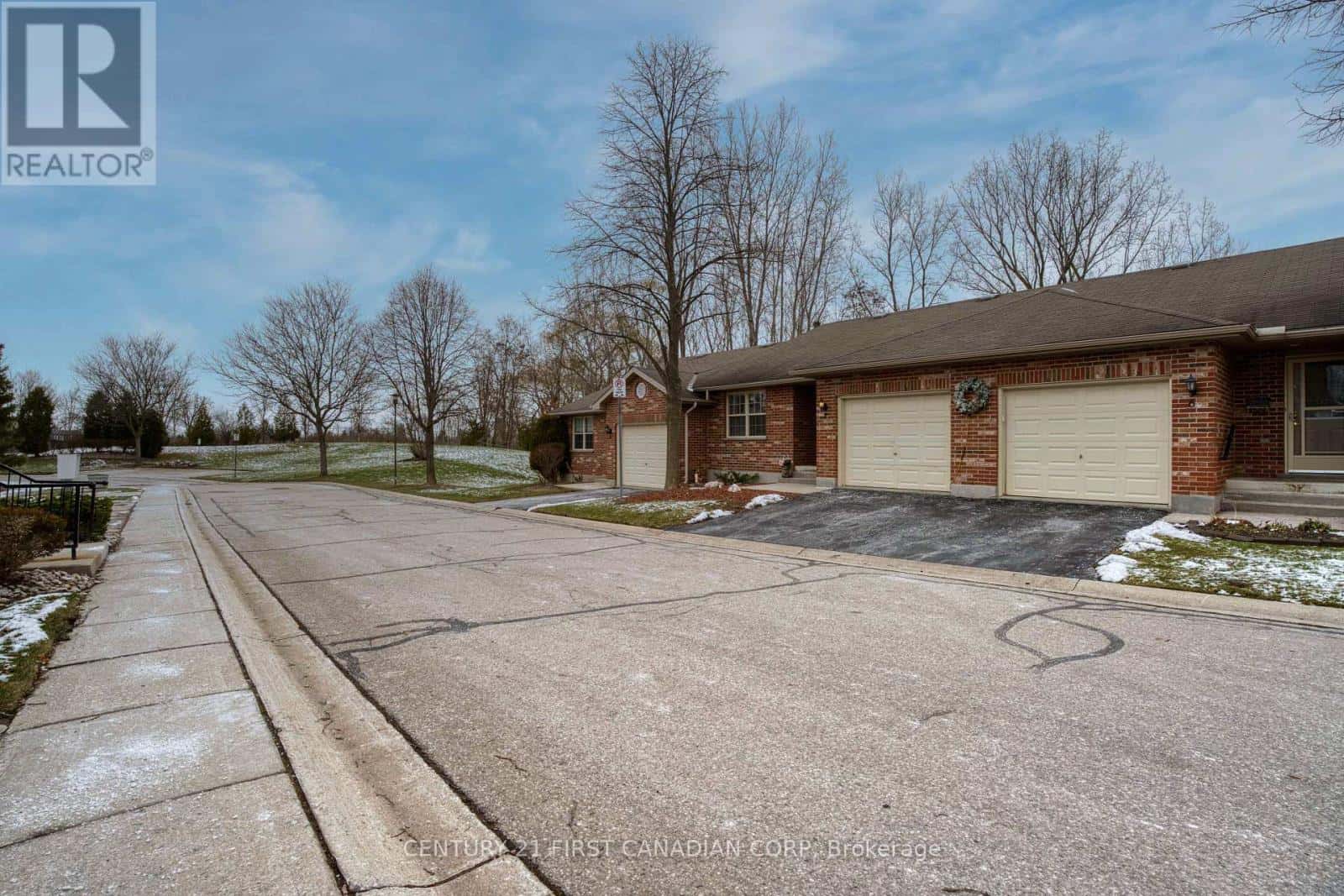 7 - 80 CENTRE STREET — London South (South E), Ontario - Photo 2 of 42