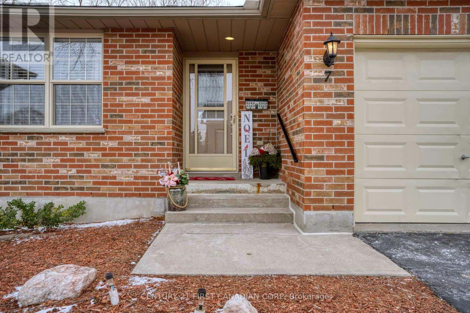 7 - 80 CENTRE STREET — London South (South E), Ontario - Photo 3 of 42