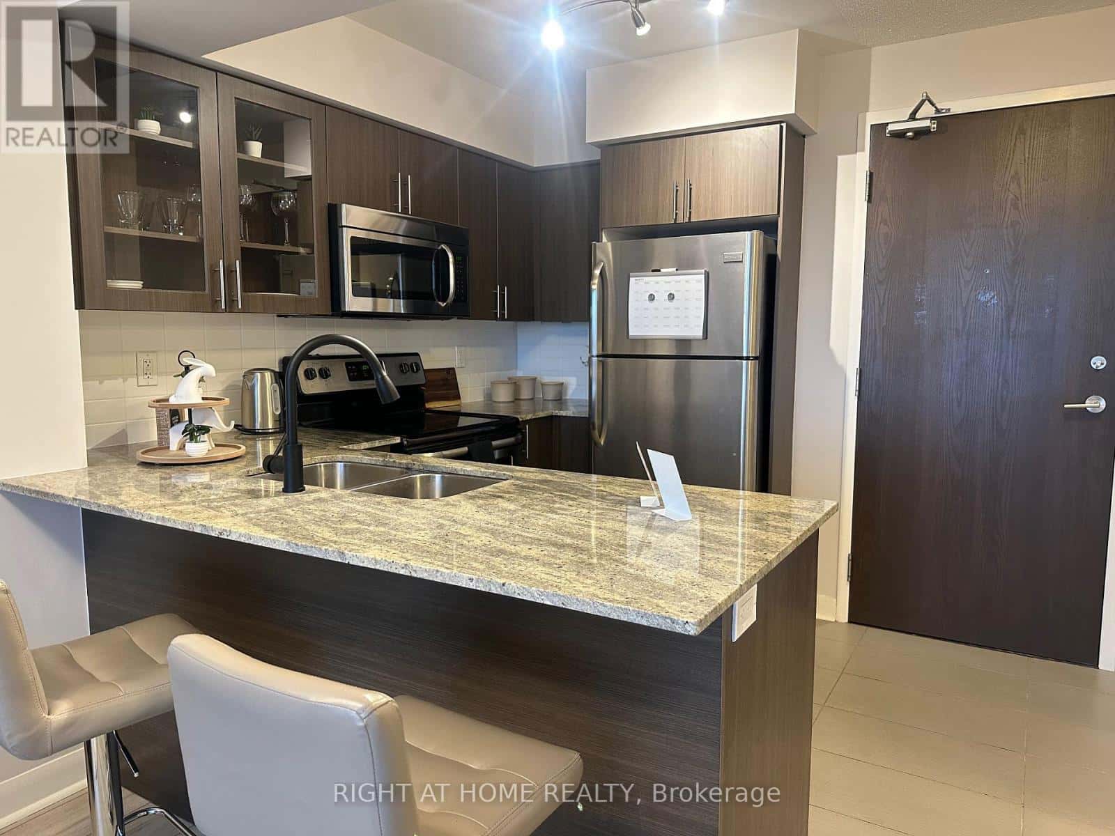 221 - 75 NORMAN BETHUNE AVENUE — Richmond Hill (Beaver Creek Business Park), Ontario - Photo 5 of 16