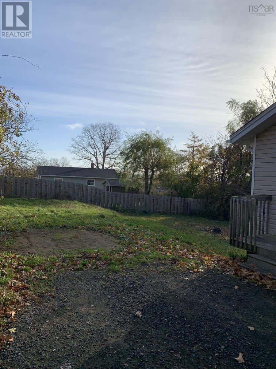 86 Third Avenue — Digby, Nova Scotia - Photo 3 of 13