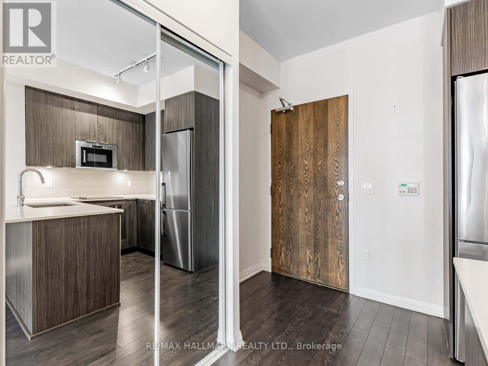 322 - 99 EAGLE ROCK WAY — Vaughan, Ontario - Photo 5 of 44