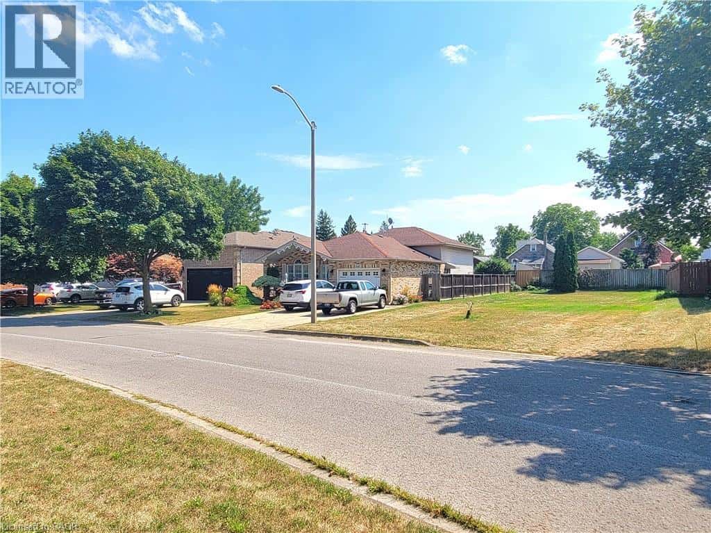 6554 HARPER Drive — Niagara Falls, Ontario - Photo 2 of 13