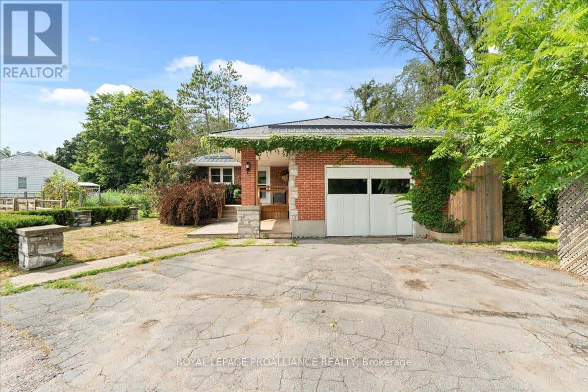 122 SPRING STREET E — Tweed (Tweed (Village)), Ontario - Photo 2 of 48