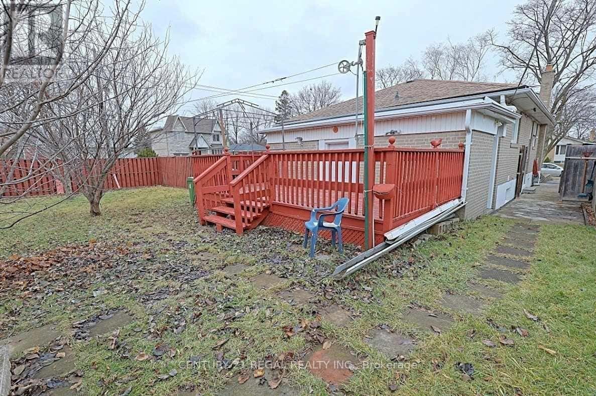 9 GUINESS AVENUE — Toronto (West Humber-Clairville), Ontario - Photo 5 of 25