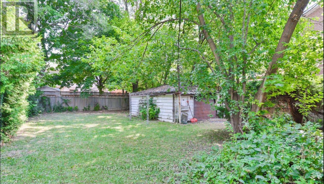 11 COLLINSON BOULEVARD — Toronto (Clanton Park), Ontario - Photo 2 of 2