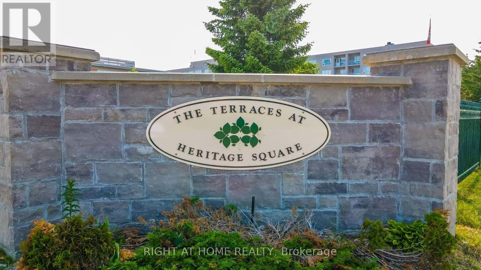 402 - 94 DEAN AVENUE — Barrie (Painswick South), Ontario - Photo 2 of 35